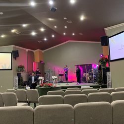 Templo Vida Victoriosa - Preparing for service