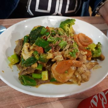 Thai Lotus - Combination in peanut sauce - Thai Near Me - Wurtulla, QLD