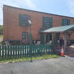 Deja Brew Espresso Bar - Patio and covered entry