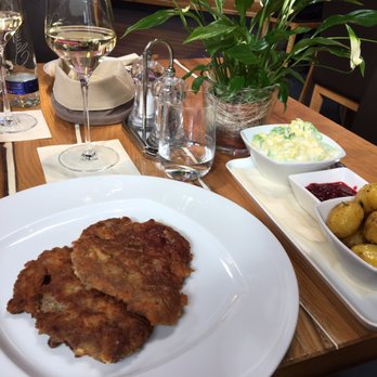 Salin - die Wildschnitzel im Biskuitmantel mit Butterkatoffeln, Rahmwirsing und Preiselbeeren - German Near Me - Bad Reichenhall, BY