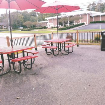 Dairy Queen Store - picnic tables and umbrellas - Fast Food Near Me - Canton, Georgia
