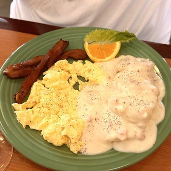 Cambria Mimosas - Biscuits & Gravy with Eggs and Bacon - American Near Me - Cambria, California