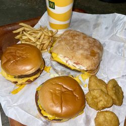 Restaurant Mc Donald's - Frites
Nuggets
280
Triple Cheese
P'tit bœuf deluxe
