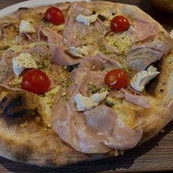 Da Vinci - Pizza mit Mortadella und Burrata. Hauchdünn, knusprig, perfetto