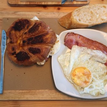 Goxo Break - "Goxo Break", Croissant de jamón y queso con huevo a la plancha, con suplemento de huevo con bacon, delicioso donde los haya. - Breakfast & Brunch Near Me - Sopelana, BI