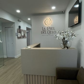 La Piel Del Cielo - Welcoming desk - Hair Salons Near Me - Hialeah, Florida La Piel Del Cielo - Welcoming desk - Hair Salons Near Me - Hialeah, Florida