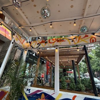 Kitsch'n On Roscoe - Outdoor space - Breakfast & Brunch Near Me - Chicago, Illinois Kitsch'n On Roscoe - Outdoor space - Breakfast & Brunch Near Me - Chicago, Illinois
