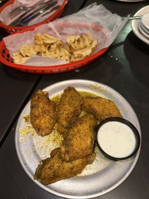 Pluckers Wing Bar by null