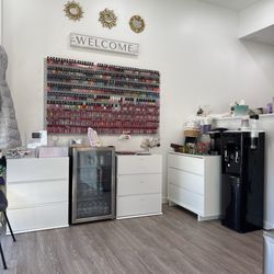 Tulip Nails Studio - Welcome wall