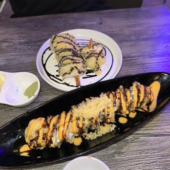 Kyuko Sushikaya - Philly golden roll (black plate) Crunch roll (white plate) - Sushi Bars Near Me - Corona, California Kyuko Sushikaya - Philly golden roll (black plate) Crunch roll (white plate) - Sushi Bars Near Me - Corona, California
