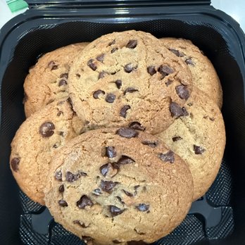 Famous Dave's Bar-B-Que - Half a dozen delicious chocolate chip cookies - Barbeque Near Me - San Jose, California Famous Dave's Bar-B-Que - Half a dozen delicious chocolate chip cookies - Barbeque Near Me - San Jose, California