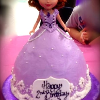 Roxy's Sweet Treats - This picture DOES NOT even do this cake justice!! This was the larger of the two made. - Bakeries Near Me Roxy's Sweet Treats - This picture DOES NOT even do this cake justice!! This was the larger of the two made. - Bakeries Near Me