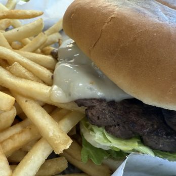 Bubbaloo Cafe - "B&B" (The Bubbaloo Burger).  Very dry and needed salt! - Sandwiches Near Me - Richmond, California
