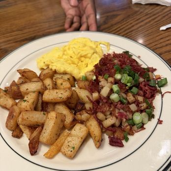 Mimi's Cafe - Corned Beef Hash & Eggs - Breakfast & Brunch Near Me - Lakewood, California