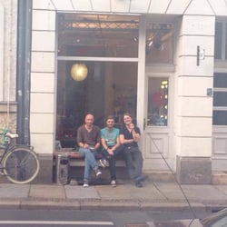Herr Noland - Ansicht des Salons von der Straße aus, komplett mit Entspannungs-Fensterbrett