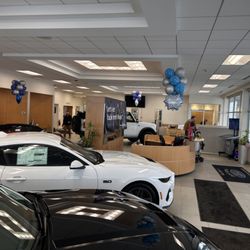 Dave Smith Ford - Showroom