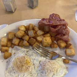 Prairie Oasis Restaurant - Breakfast at the oasis fast tasted amazing. My husband had eggs Benedict the service was amazing. Moe was such a nice lady..
