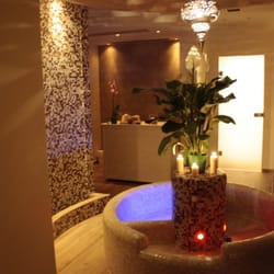 Hotel Donatella Pinarella - Wellness Center, percorso Kneipp. Il Centro è dotato inoltre di Sala Relax, Sala Massaggi e Doccie Emozionali