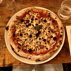 Paletta - Pizza Margherita with olives and mushrooms