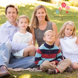 avnida photography - The sun shines, and everyone gathers together for the family portrait.