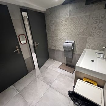 Chez Roger - 5/5/26 FYI. Clean toilets. Outside sinks, thank you. - Seafood Near Me - Marseille, 13
