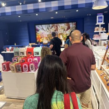 Bath & Body Works - Long lines - Cosmetics & Beauty Supply Near Me - Bethesda, Maryland