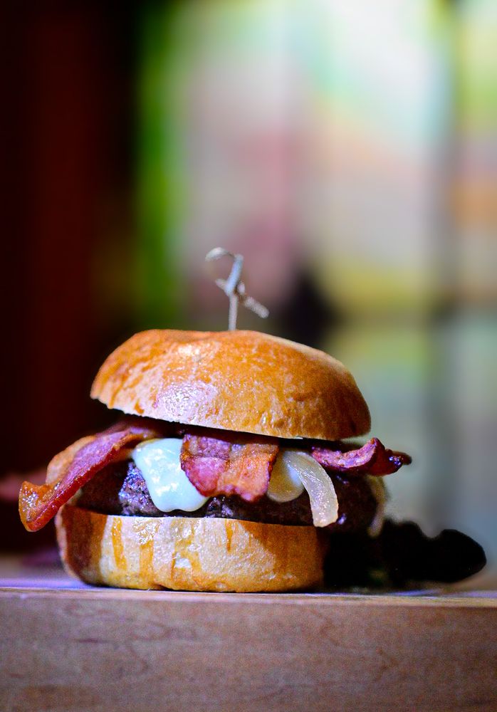 Flying Decoy Bar and Grill Logo