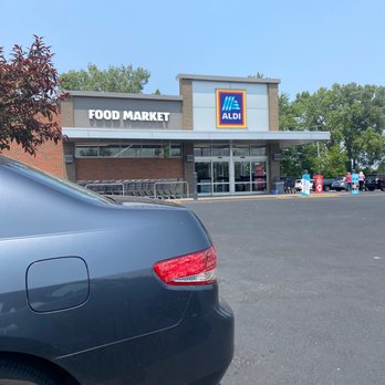ALDI - a car parked in front of a grocery store - Grocery Near Me - Niles, Illinois