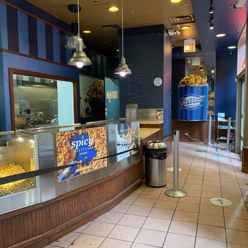 Garrett Popcorn Shops - I can smell this picture - Popcorn Shops Near Me - Chicago, Illinois