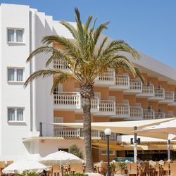 Universal Hotel Lido Park - Blick auf Hotel und äußeren Barbereich