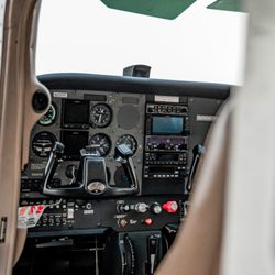 Top Flight Aviation - C172SP cockpit