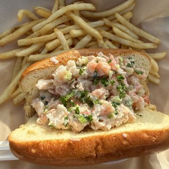 Crystal Cove Shake Shack - Shrimp roll - American Near Me - Newport Coast, California