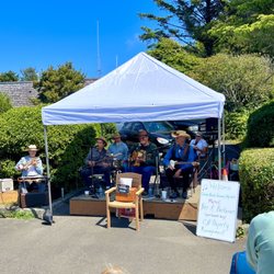 Cannon Beach Farmer's Market - Live music drew quite a crowd! It was great!