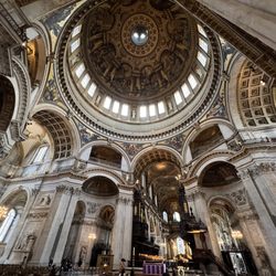 St. Paul's Cathedral - Looking up at the dome