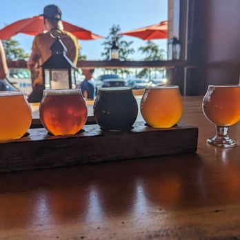 Braggot Brewing - Flight of all 5 options on tap (Brown ale was my favorite, 2nd from the left) - Breweries Near Me - North Vancouver, British Columbia