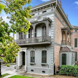 The Lanaux Mansion - Stay where the festive French Quarter
meets the famous music scene of Frenchmen Street.
