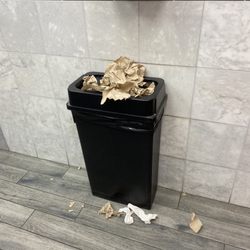 Mobil - Trash overflowing