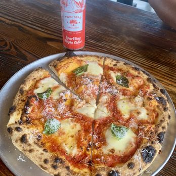 Brooklyn Cider House - Margherita pizza and sparkling cider non alcoholic - Cideries Near Me - New Paltz, New York