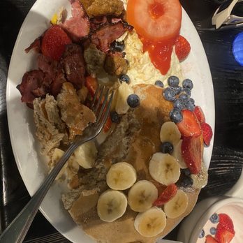 Brownstone Pancake Factory - The Body Builder with a Side of Fresh Blueberries and Strawberries. - Breakfast & Brunch Near Me - Edgewater, New Jersey