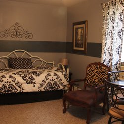 Secret Garden Cottages - Cottage 4 living area with daybed and table.