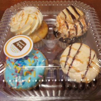 Molly's Cupcakes - Buttersctoch Caramel Cake Batter Chocolate Sea Salt  Samoa - Cupcakes Near Me - Chicago, Illinois