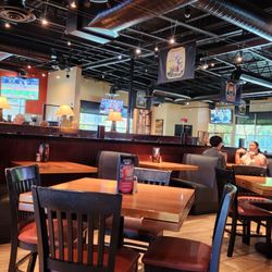 BJ's Restaurant & Brewhouse - Inside