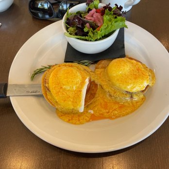 Twohey’s Restaurant - Eggs Benedict and salad - New American Near Me - South Pasadena, California Twohey’s Restaurant - Eggs Benedict and salad - New American Near Me - South Pasadena, California
