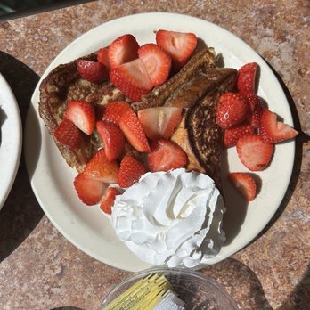 Colonial Pancake House - French Toast with strawberries - Breakfast & Brunch Near Me - Williamsburg, Virginia