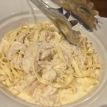 Saranello's - Fetticcini Alfredo with Chicken - Italian Near Me - Wheeling, Illinois Saranello's - Fetticcini Alfredo with Chicken - Italian Near Me - Wheeling, Illinois
