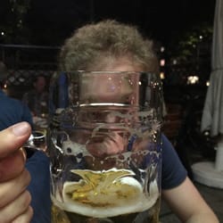 Augustiner-Stub'n - Benjamin versteckt sich hinter mein Maß.