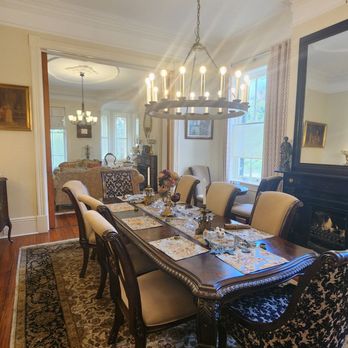 McMillan Inn - Dinning area had an amazing Victorian feel - Bed & Breakfast Near Me - Savannah, Georgia