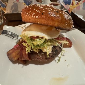 Gordon Ramsay Burger Las Vegas - Truffle burger - Burgers Near Me - Las Vegas, Nevada