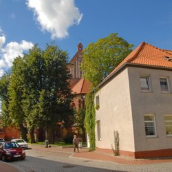 Campingplatz Schwaan - Rathaus im Hintergrund