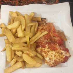 Le Centurion - Escalope à la bolonaise sauce tomate fade pas travaillé direct de la boite frites pas terrible services rien à dire ambiance douce